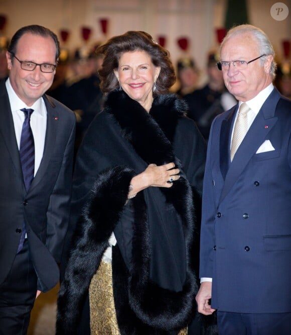 François Hollande, le roi Carl XVI Gustav et la reine Silvia de Suède lors du dîner d'Etat au Palais de l'Elysée à Paris en l'honneur du roi et de la reine le 2 décembre 2014