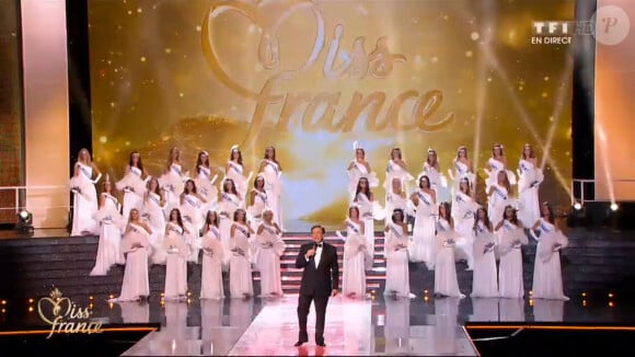Les 33 Miss ouvrent la soirée, lors de la cérémonie de Miss France 2015 sur TF1, le samedi 6 décembre 2014.