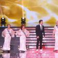 Kev Adams et ses Miss d'un certain âge, lors de la cérémonie de Miss France 2015 sur TF1, le samedi 6 décembre 2014.