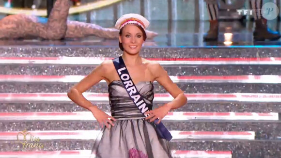 Miss Lorraine, en tenue folklorique de sa région, lors de la cérémonie de Miss France 2015 sur TF1, le samedi 6 décembre 2014.