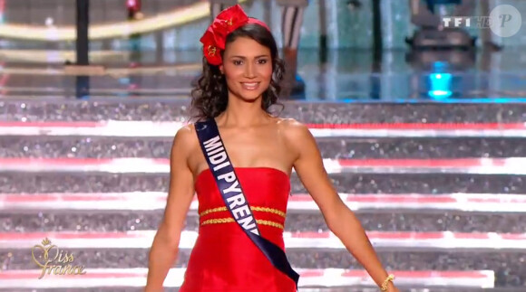 Miss Midi-Pyrénées, en tenue folklorique de sa région, lors de la cérémonie de Miss France 2015 sur TF1, le samedi 6 décembre 2014.