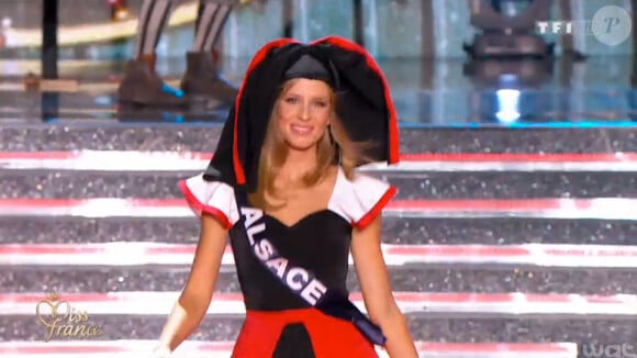 Miss Alsace, en tenue folklorique de sa région, lors de la cérémonie de Miss France 2015 sur TF1, le samedi 6 décembre 2014.