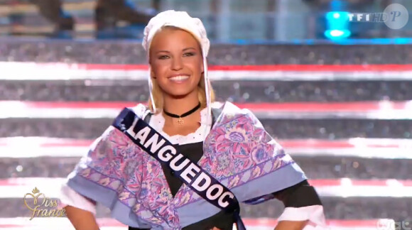 Miss Languedoc, en tenue folklorique de sa région, lors de la cérémonie de Miss France 2015 sur TF1, le samedi 6 décembre 2014.