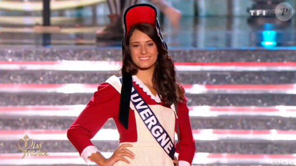 Miss Auvergne, en tenue folklorique de sa région, lors de la cérémonie de Miss France 2015 sur TF1, le samedi 6 décembre 2014.