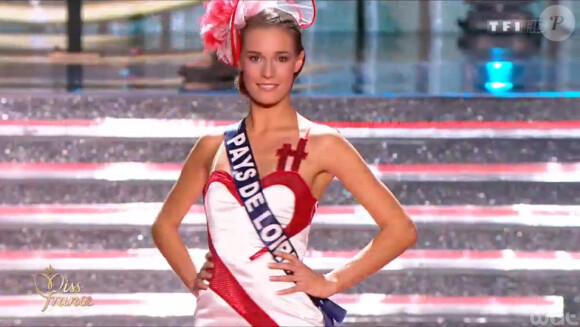 Miss Pays de Loire, en tenue folklorique de sa région, lors de la cérémonie de Miss France 2015 sur TF1, le samedi 6 décembre 2014.