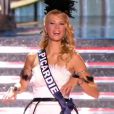  Miss Picardie, en tenue folklorique de sa r&eacute;gion, lors de la c&eacute;r&eacute;monie de Miss France 2015 sur TF1, le samedi 6 d&eacute;cembre 2014. 