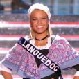  Miss Languedoc, en tenue folklorique de sa r&eacute;gion, lors de la c&eacute;r&eacute;monie de Miss France 2015 sur TF1, le samedi 6 d&eacute;cembre 2014. 