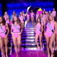  Les 33 Miss d&eacute;filent en maillot de bain, lors de la c&eacute;r&eacute;monie de Miss France 2015 sur TF1, le samedi 6 d&eacute;cembre 2014. 