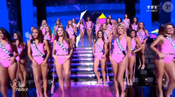 Les 33 Miss défilent en maillot de bain, lors de la cérémonie de Miss France 2015 sur TF1, le samedi 6 décembre 2014.