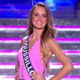  Miss Roussillon d&eacute;file en maillot de bain, lors de la c&eacute;r&eacute;monie de Miss France 2015 sur TF1, le samedi 6 d&eacute;cembre 2014. 