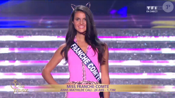 Miss Franche-Comté défile en maillot de bain, lors de la cérémonie de Miss France 2015 sur TF1, le samedi 6 décembre 2014.