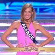  Miss Alsace d&eacute;file en maillot de bain, lors de la c&eacute;r&eacute;monie de Miss France 2015 sur TF1, le samedi 6 d&eacute;cembre 2014. 