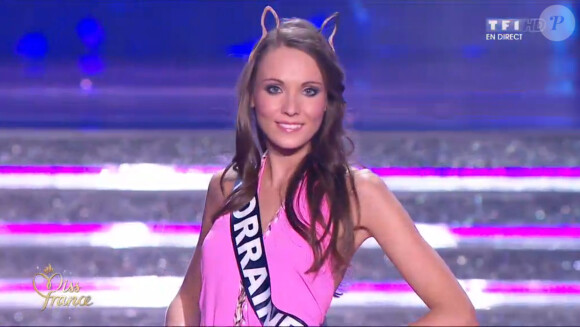 Miss Lorraine défile en maillot de bain, lors de la cérémonie de Miss France 2015 sur TF1, le samedi 6 décembre 2014.