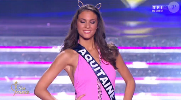 Miss Aquitaine défile en maillot de bain, lors de la cérémonie de Miss France 2015 sur TF1, le samedi 6 décembre 2014.