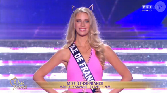 Miss Ile-de-France défile en maillot de bain, lors de la cérémonie de Miss France 2015 sur TF1, le samedi 6 décembre 2014.