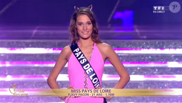 Miss Pays de Loire défile en maillot de bain, lors de la cérémonie de Miss France 2015 sur TF1, le samedi 6 décembre 2014.