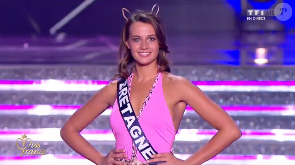 Miss Bretagne défile en maillot de bain, lors de la cérémonie de Miss France 2015 sur TF1, le samedi 6 décembre 2014.