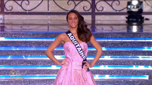 Miss Aquitaine défile en robe de princesse lors de la cérémonie de Miss France 2015 sur TF1, le samedi 6 décembre 2014.