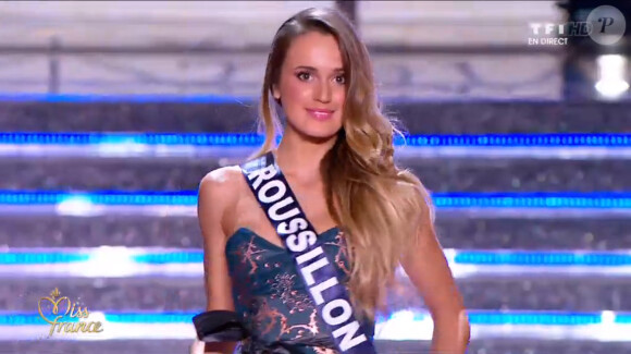 Miss Roussillon défile en robe de princesse lors de la cérémonie de Miss France 2015 sur TF1, le samedi 6 décembre 2014.
