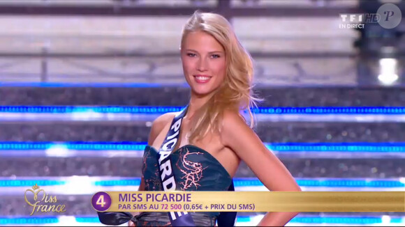 Miss Picardie défile en robe de princesse lors de la cérémonie de Miss France 2015 sur TF1, le samedi 6 décembre 2014.