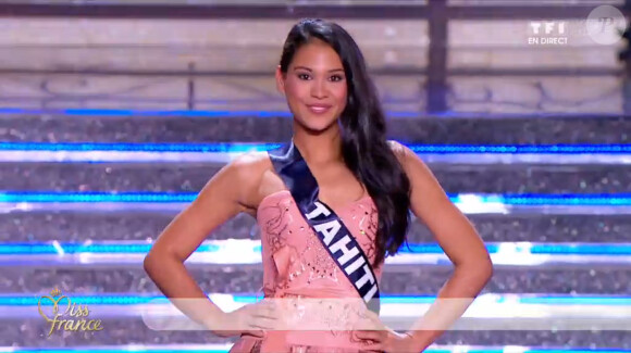 Miss Tahiti défile en robe de princesse lors de la cérémonie de Miss France 2015 sur TF1, le samedi 6 décembre 2014.