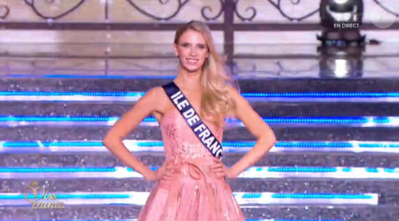 Miss Ile-de-France défile en robe de princesse lors de la cérémonie de Miss France 2015 sur TF1, le samedi 6 décembre 2014.