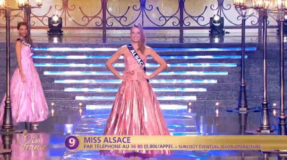 Miss Alsace défile en robe de princesse lors de la cérémonie de Miss France 2015 sur TF1, le samedi 6 décembre 2014.