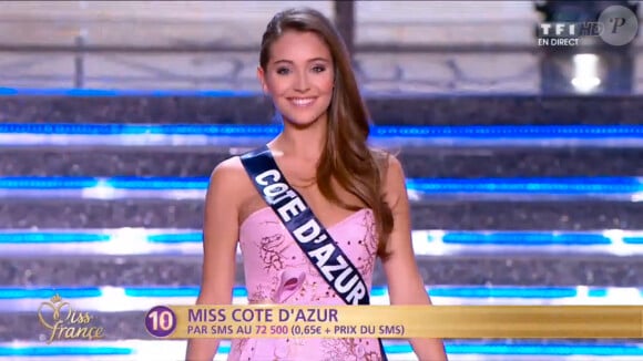 Miss Côte d'Azur défile en robe de princesse lors de la cérémonie de Miss France 2015 sur TF1, le samedi 6 décembre 2014.