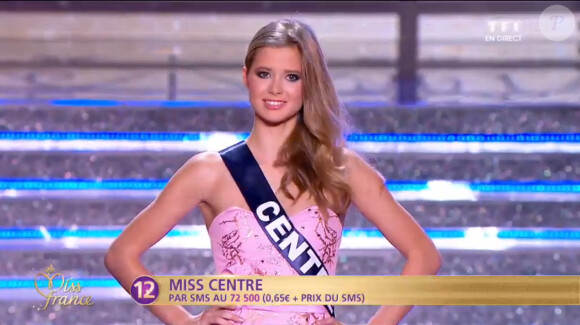 Miss Centre défile en robe de princesse lors de la cérémonie de Miss France 2015 sur TF1, le samedi 6 décembre 2014.