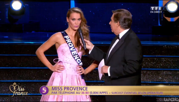 Miss Provence répond à l'interview de Jean-Pierre Foucault lors de la cérémonie de Miss France 2015 sur TF1, le samedi 6 décembre 2014.