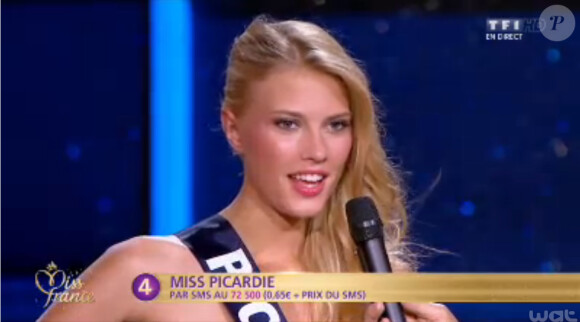 Miss Picardie répond à l'interview de Jean-Pierre Foucault lors de la cérémonie de Miss France 2015 sur TF1, le samedi 6 décembre 2014.