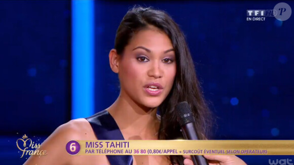 Miss Tahiti répond à l'interview de Jean-Pierre Foucault lors de la cérémonie de Miss France 2015 sur TF1, le samedi 6 décembre 2014.