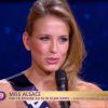 Miss Alsace répond à l'interview de Jean-Pierre Foucault lors de la cérémonie de Miss France 2015 sur TF1, le samedi 6 décembre 2014.