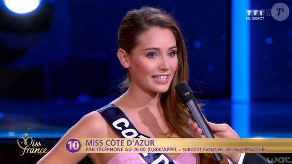 Miss Côte-d'Azur répond à l'interview de Jean-Pierre Foucault lors de la cérémonie de Miss France 2015 sur TF1, le samedi 6 décembre 2014.