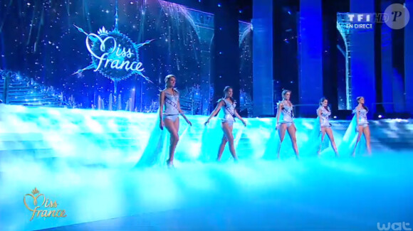 Les 5 Miss finalistes défilent dans l'univers de la Reine des Neiges, lors de la cérémonie de Miss France 2015 sur TF1, le samedi 6 décembre 2014.