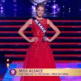  Miss Alsace d&eacute;file lors de la c&eacute;r&eacute;monie de Miss France 2015 sur TF1, le samedi 6 d&eacute;cembre 2014. 