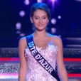  Miss C&ocirc;te d'Azur d&eacute;file lors de la c&eacute;r&eacute;monie de Miss France 2015 sur TF1, le samedi 6 d&eacute;cembre 2014. 