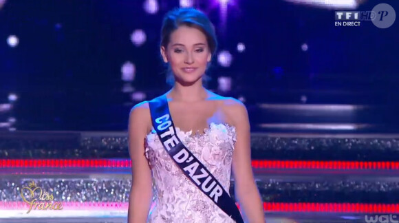 Miss Côte d'Azur défile lors de la cérémonie de Miss France 2015 sur TF1, le samedi 6 décembre 2014.