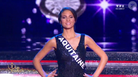 Miss Aquitaine défile lors de la cérémonie de Miss France 2015 sur TF1, le samedi 6 décembre 2014.