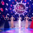  d&eacute;file lors de la c&eacute;r&eacute;monie de Miss France 2015 sur TF1, le samedi 6 d&eacute;cembre 2014. 