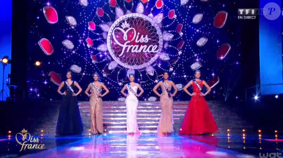 défile lors de la cérémonie de Miss France 2015 sur TF1, le samedi 6 décembre 2014.