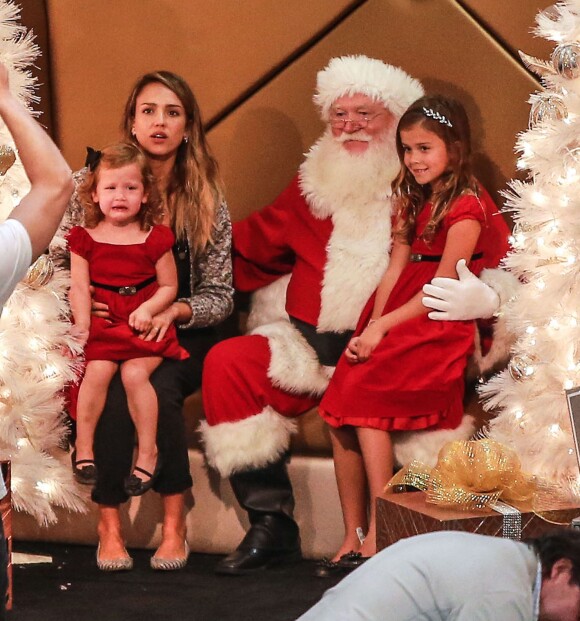 Jessica Alba et ses filles Honor et Haven rencontrent le Père Noël au Beverly Center. Beverly Hills, le 6 décembre 2014.