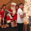 Cash Warren prend en photo son épouse Jessica Alba et leurs filles Honor et Haven en compagnie du Père Noël. Beverly Hills, le 6 décembre 2014.