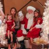 Cash Warren prend en photo son épouse Jessica Alba et leurs filles Honor et Haven en compagnie du Père Noël. Beverly Hills, le 6 décembre 2014.