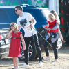Jessica Alba, son mari Cash Warren et leurs filles Honor et Haven achètent un sapin de Noël au Beverly Center. Beverly Hills, le 6 décembre 2014.