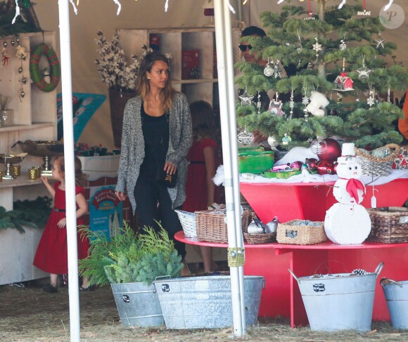Jessica Alba et sa fille Haven sont à la recherche d'un sapin de Noël. Beverly Hills, le 6 décembre 2014.