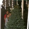 Jessica Alba, en famille au Beverly Center, part à la recherche d'un sapin de Noël. Beverly Hills, le 6 décembre 2014.