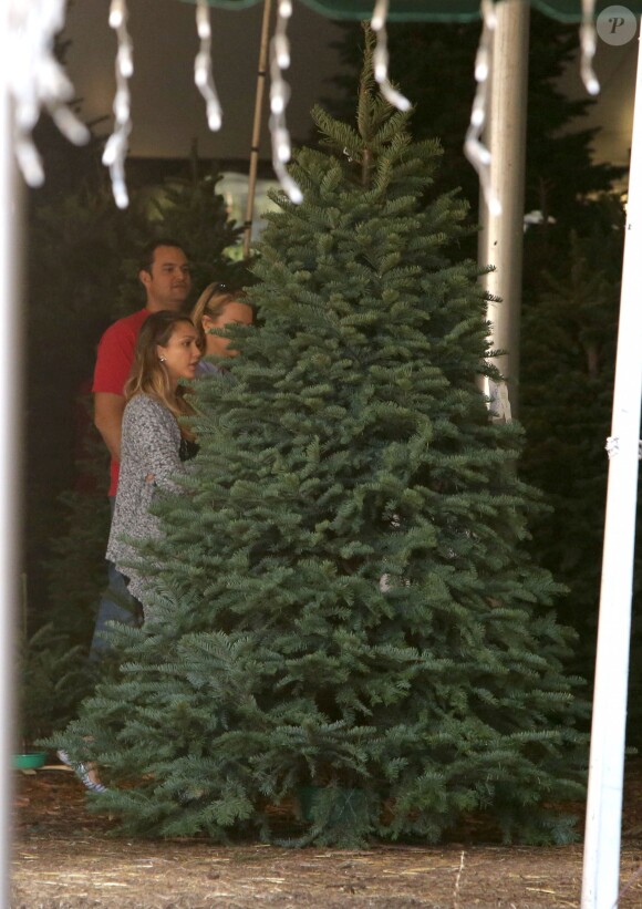 Jessica Alba, en famille au Beverly Center, part à la recherche d'un sapin de Noël. Beverly Hills, le 6 décembre 2014.