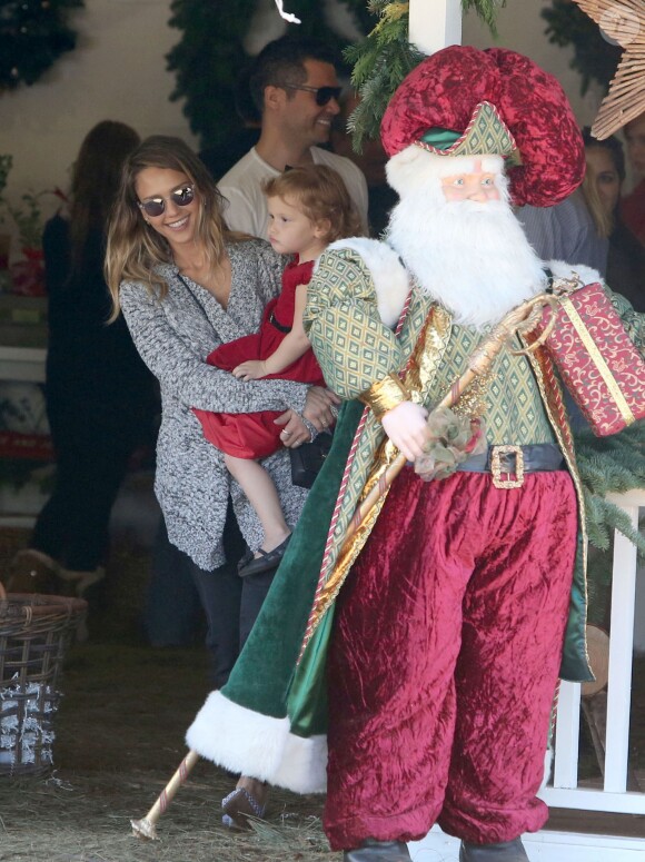 Jessica Alba, son mari Cash Warren et leur fille Haven achètent un sapin de Noël au Beverly Center. Beverly Hills, le 6 décembre 2014.