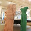 Cinq robes ayant appartenu à Lady Di ont été vendues lors de la vente aux enchères annuelle Icônes et Idoles de Julien's Auctions les 5 et 6 décembre 2014 à Beverly Hills. Les lots ont été présentés à la presse le 12 novembre 2014 à la Ross Art Gallery à New York.